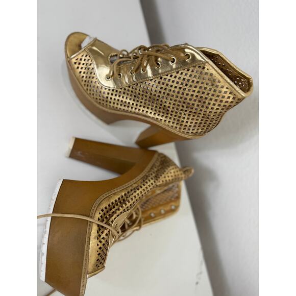 DOLL HOUSE Women's Gold Perforated Peep Toe Platform Bootie Cage 10 - Picture 5 of 10